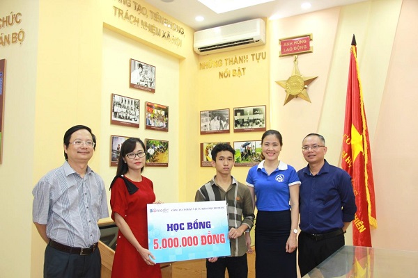 Cựu sinh viên Cao Tiến Dũng - Giám đốc Công ty Biomedic trao tặng học bổng cho tân sinh viên Trường ĐHKHTN có hoàn cảnh khó khăn